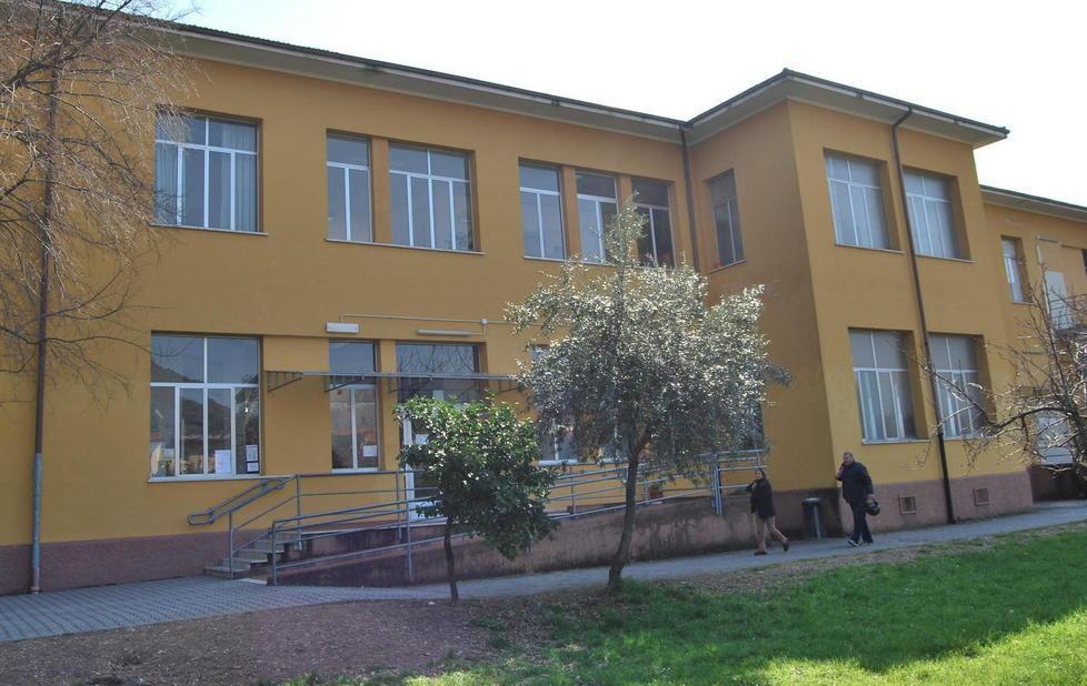 A scuola è guerra dell’acqua e del biscotto 