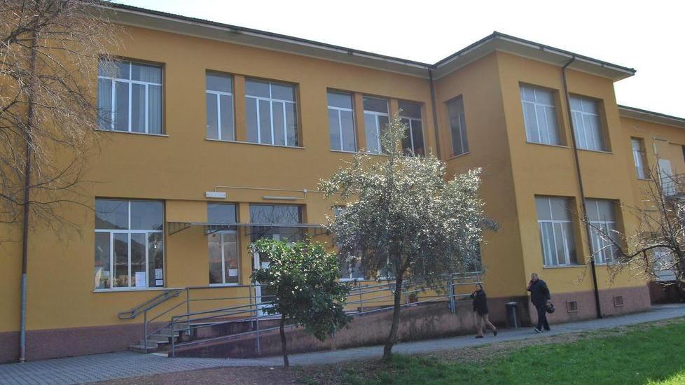 A scuola è guerra dell’acqua e del biscotto