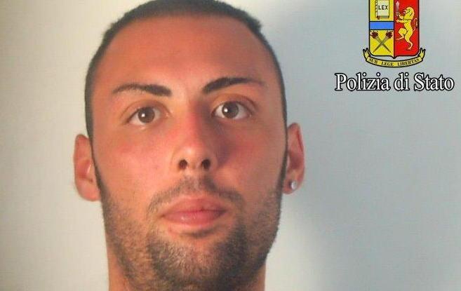 Rubò 4 borse e uno scooter, resta in carcere 