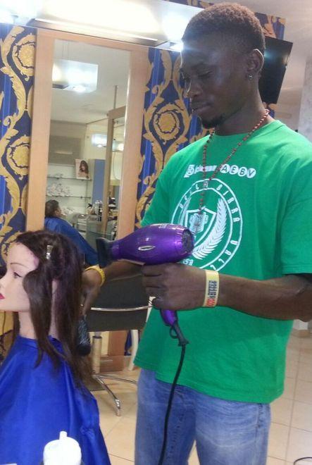 Rifugiato, ora impara a fare shampoo e piega 