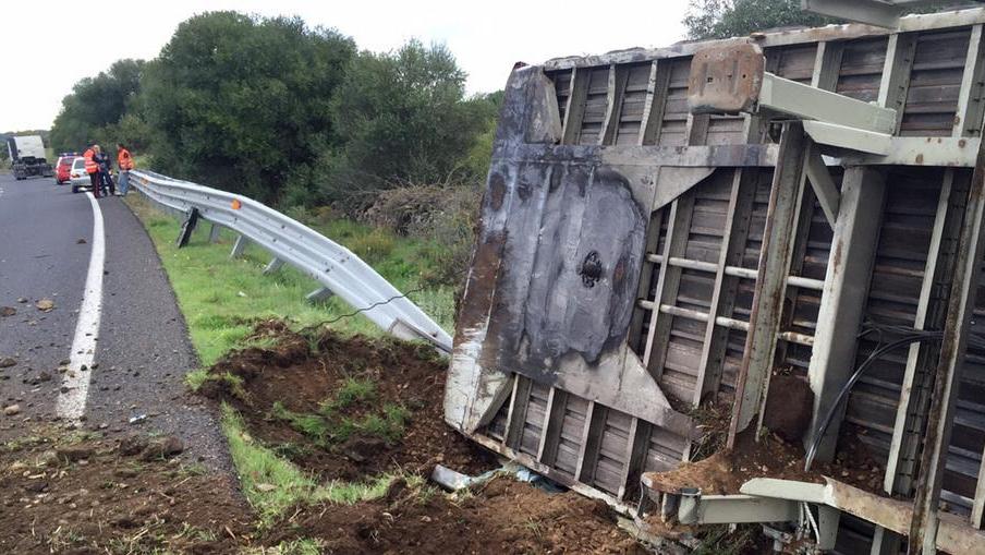 Si sgancia il rimorchio, la “131” bloccata per ore