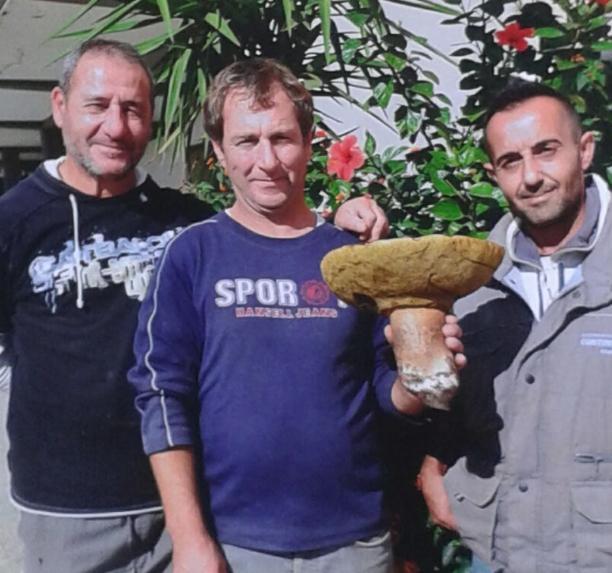 I tre amici con il porcino da 1,7 chili
