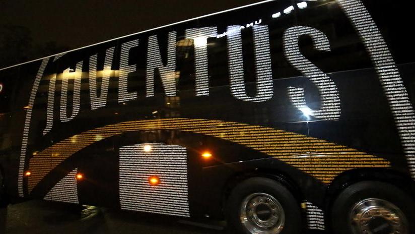 Pullman della Juve “murato” in tangenziale La Stradale risolve e fa fare “passerella”