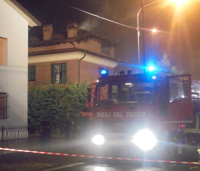 Villetta divorata da un incendio 