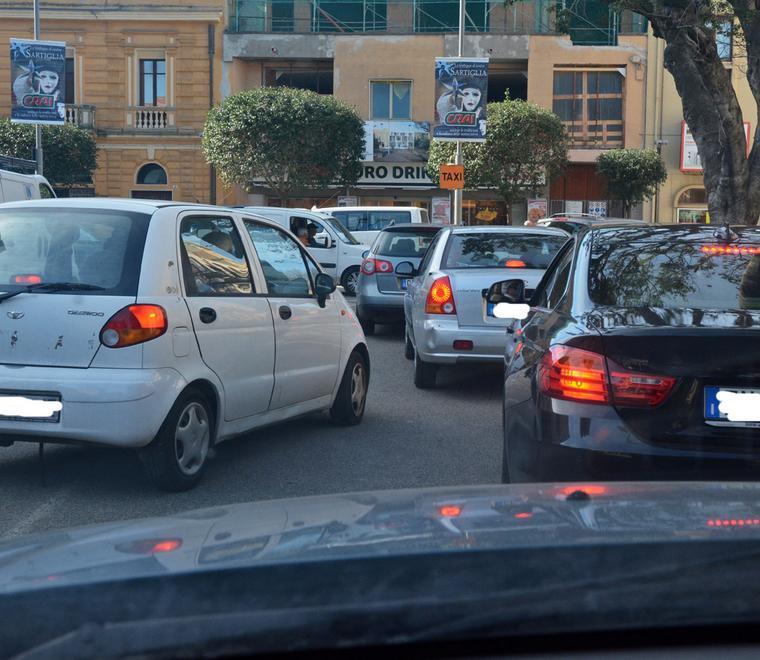 I sardi, popolo di automobilisti: al volante un'ora e 23 minuti al giorno, è record