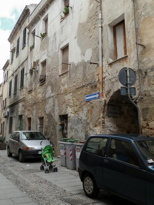 Sassari, la minaccia nel sonno e poi scappa