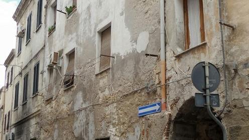 Sassari, la minaccia nel sonno e poi scappa