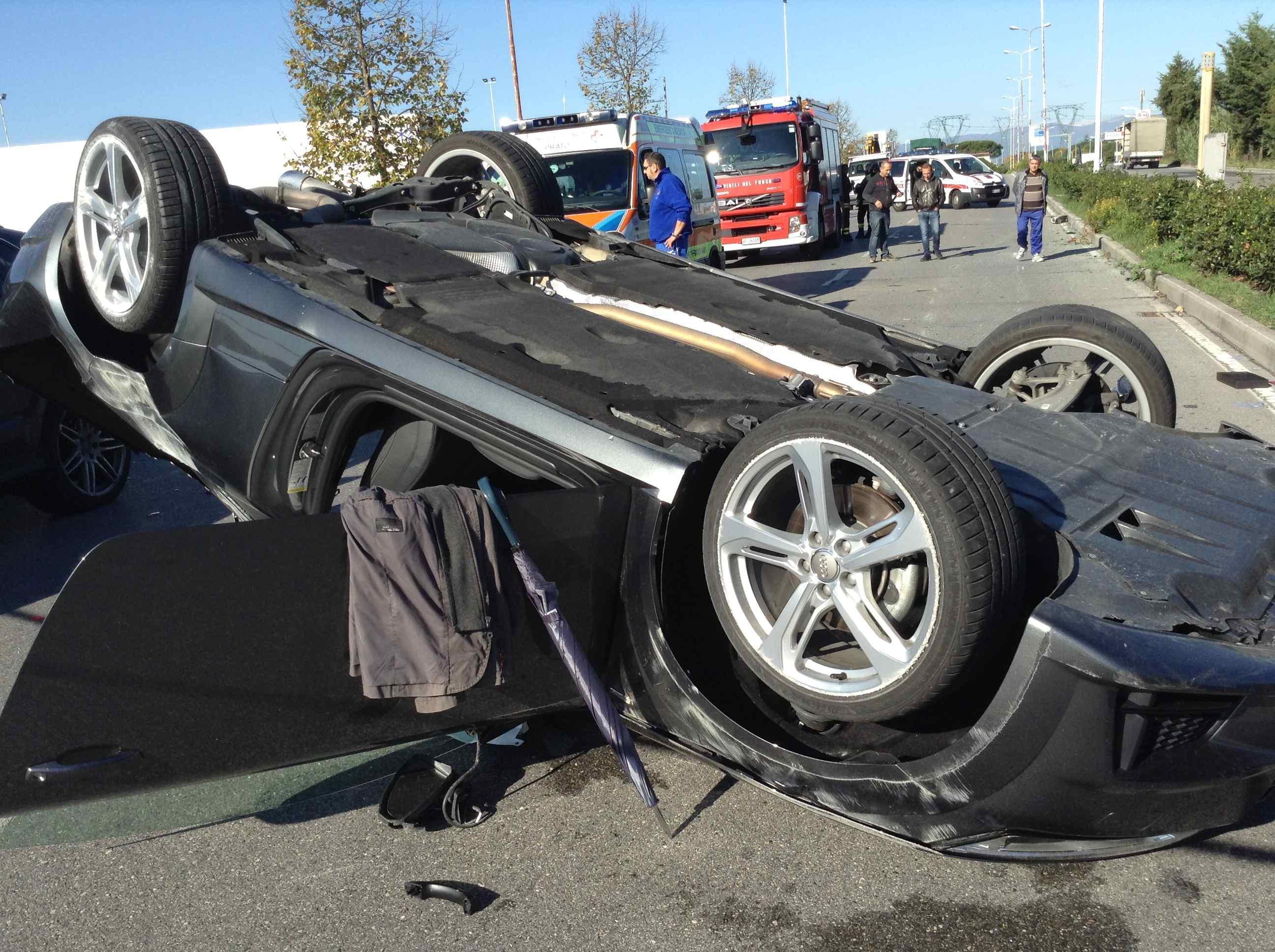 Audi ribaltata alla rotonda di Paperino (foto Batavia)