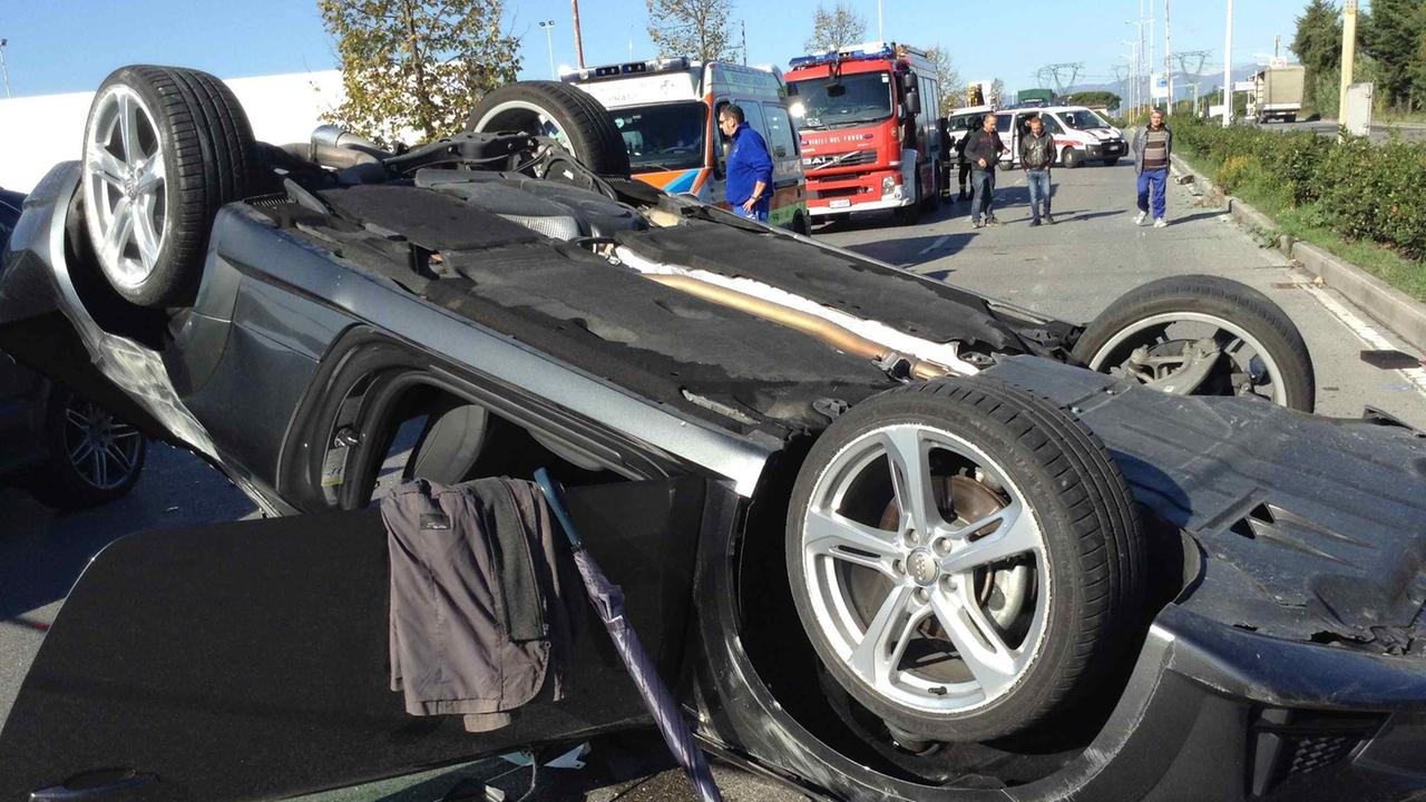 Audi ribaltata alla rotonda di Paperino (foto Batavia)
