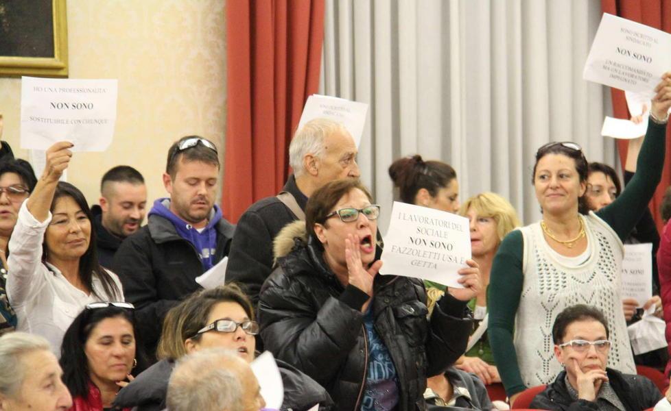 Protestano a colpi di fazzoletti di carta
