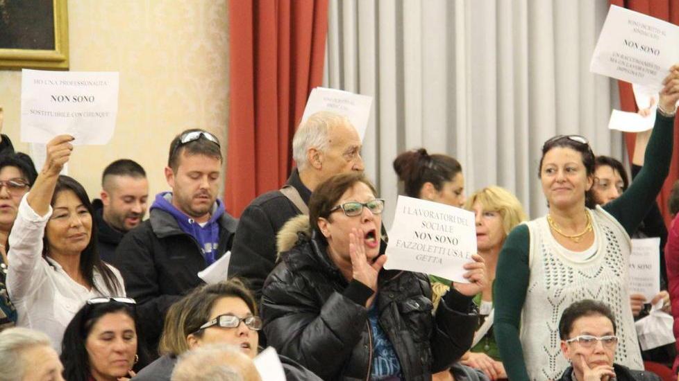 Protestano a colpi di fazzoletti di carta