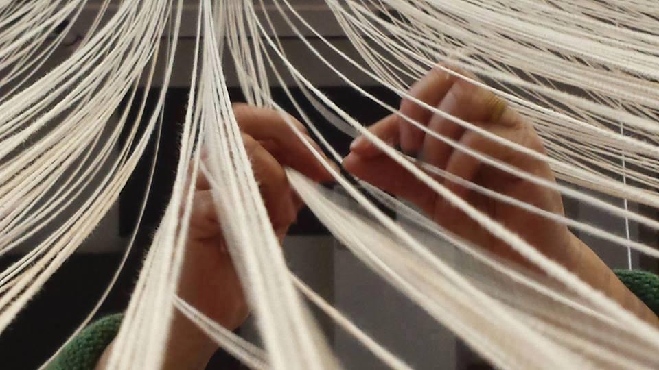 Una donna al telaio in un'immagine d'archivio