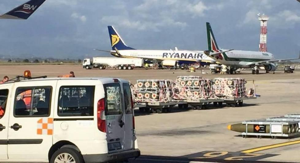 I missili stanno per essere caricati sul cargo fermo all'aeroporto di Elmas