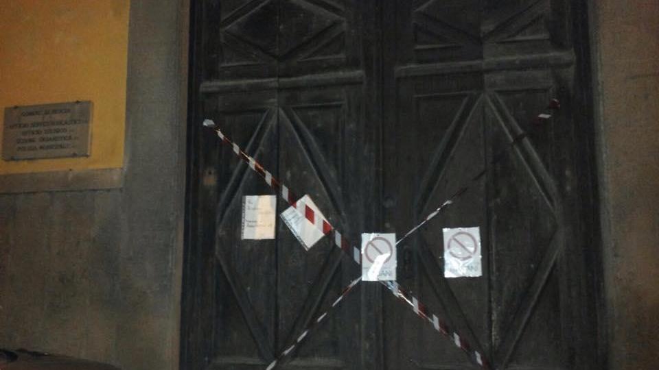 Sigilli e cartelli al portone dell'ufficio politiche sociali del Comune di Pescia