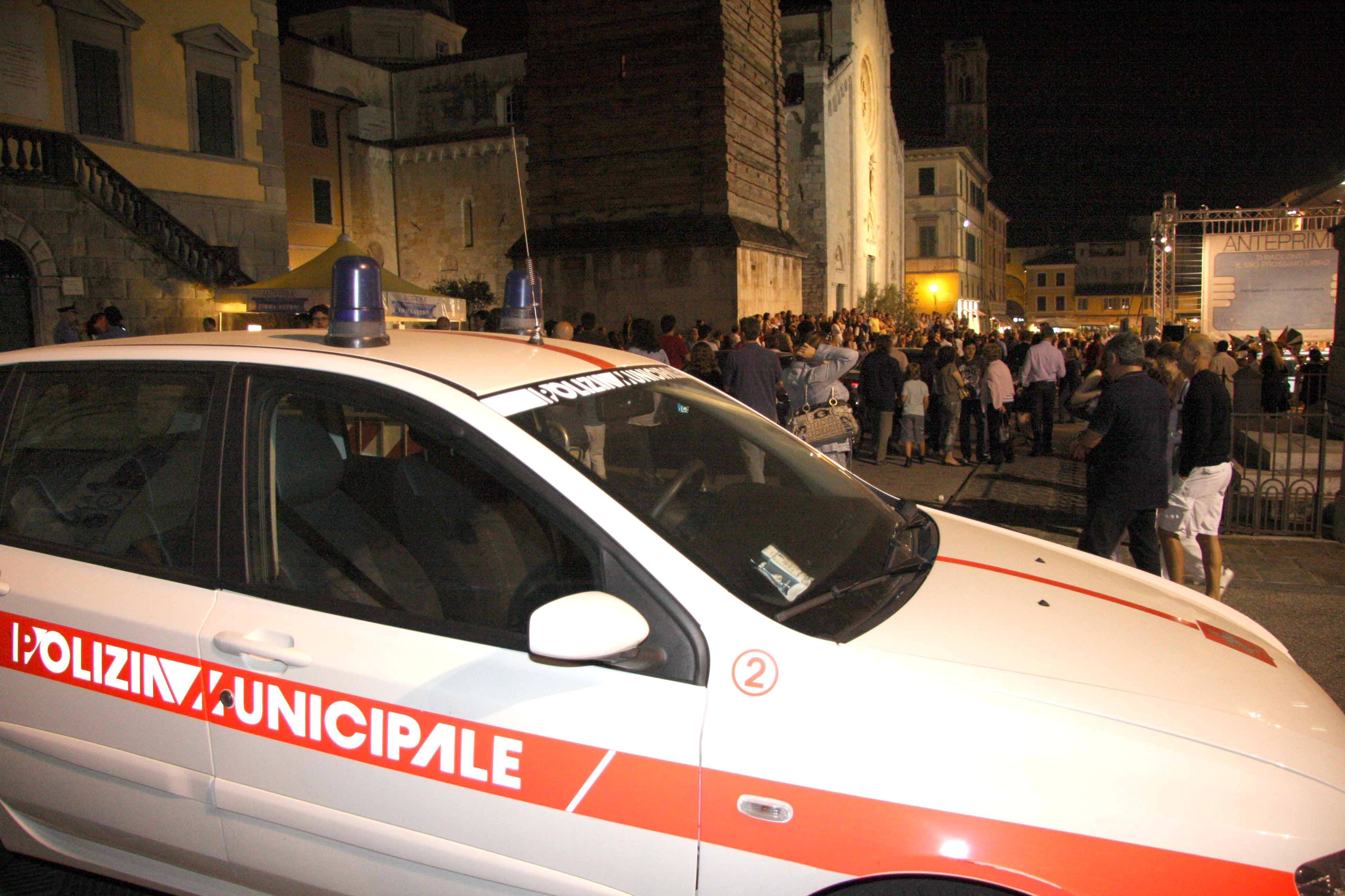 Una pattuglia della polizia municipale in centro a Pietrasanta