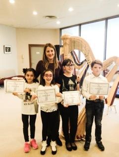 I quattro suonatori d'arpa e l'insegnante Tiziana Loi