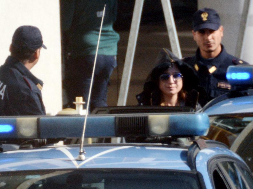 Giada Carta all'uscita dal commissariato di polizia in via Copenaghen