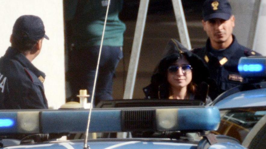 Giada Carta all'uscita dal commissariato di polizia in via Copenaghen