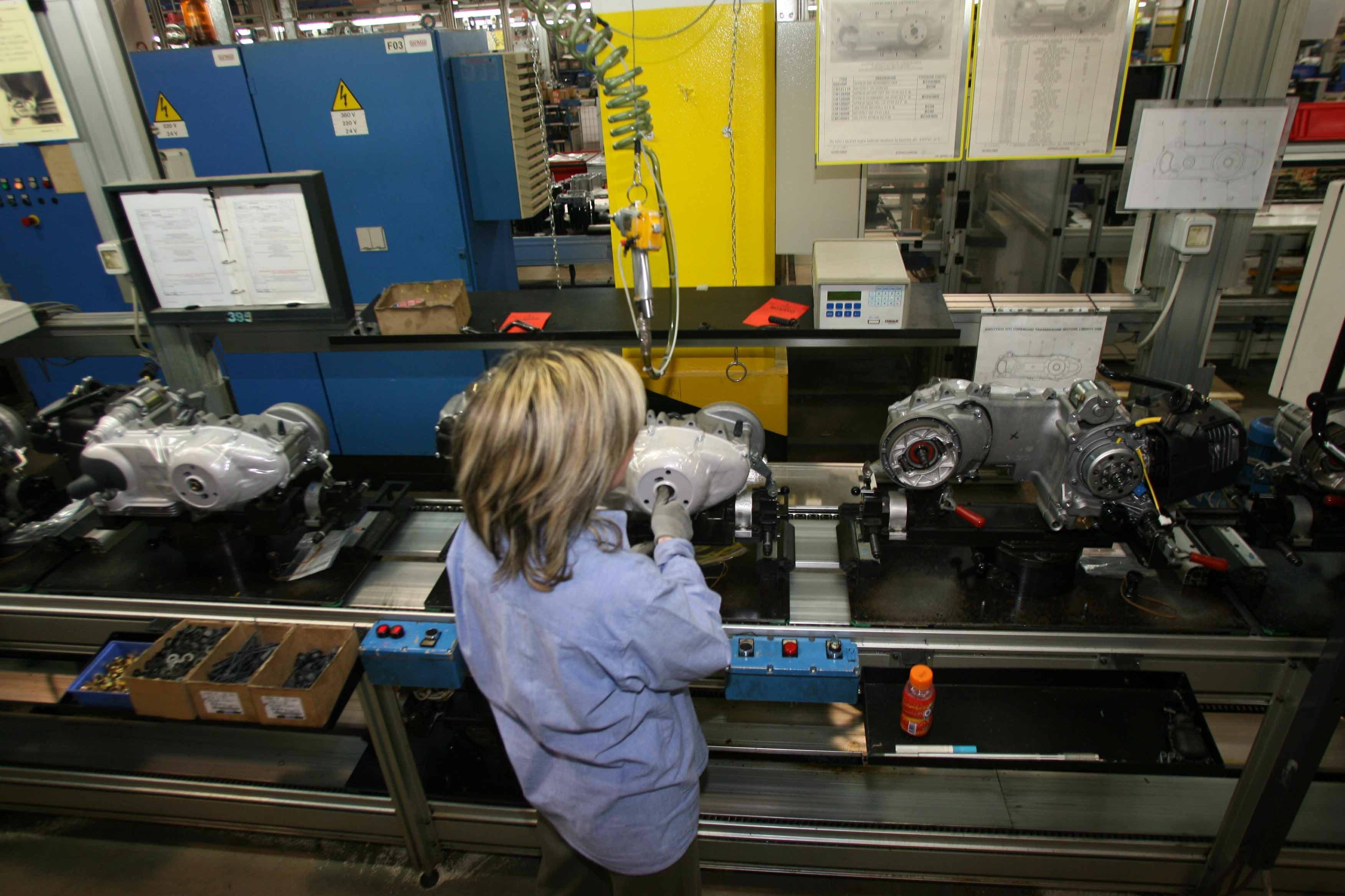 Operaia della Piaggio al lavoro