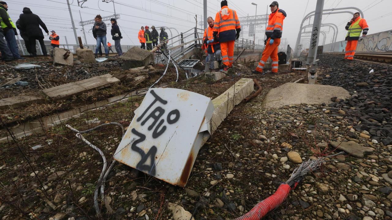 Modena, sabotaggio contro la linea Alta Velocità