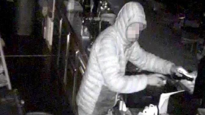 Il quindicenne autore del secondo furto al Carolina Cafè (abbiamo oscurato il volto)