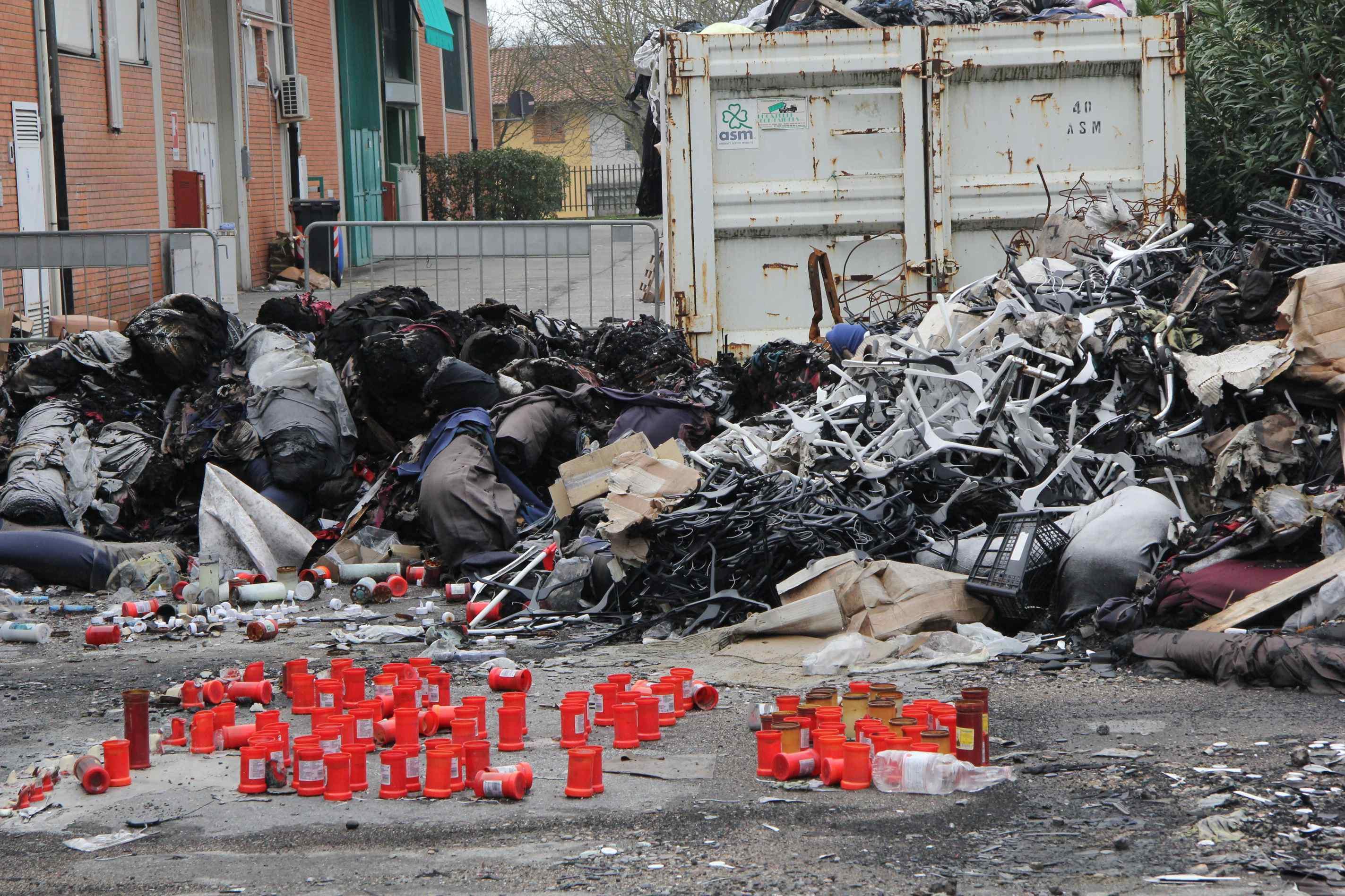 La confezione cinese Teresa Moda dopo l'incendio (foto Batavia)