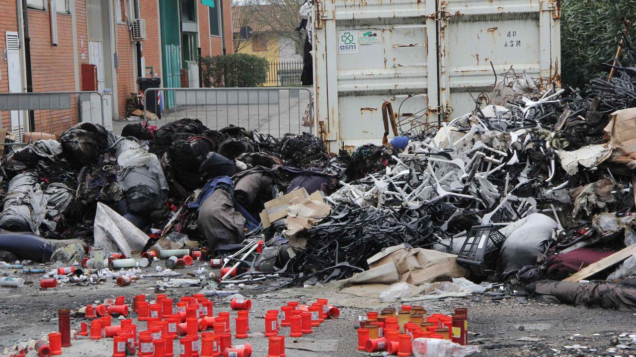 La confezione cinese Teresa Moda dopo l'incendio (foto Batavia)