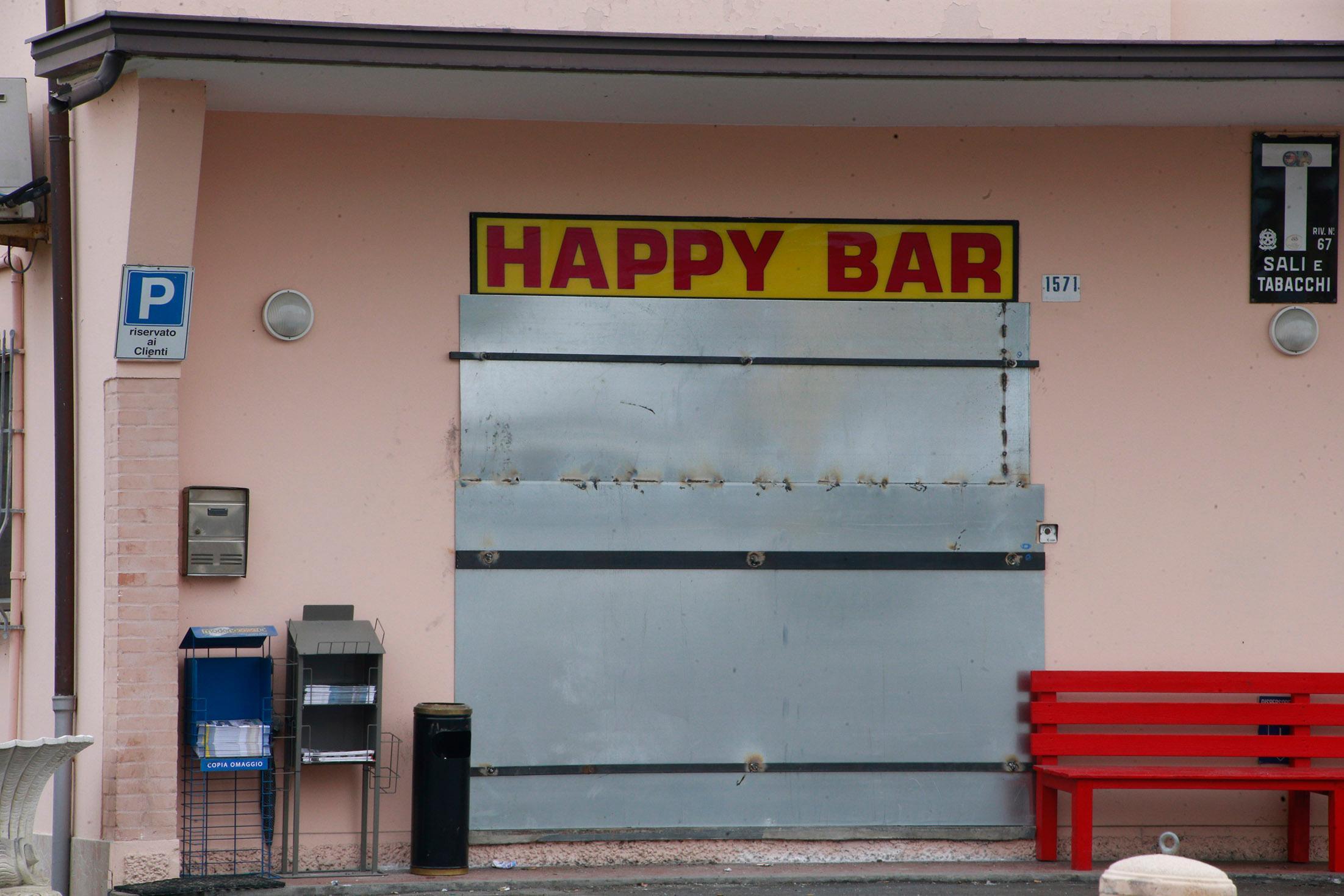 Modena, spaccata al bar e fuga nei campi con le slot 