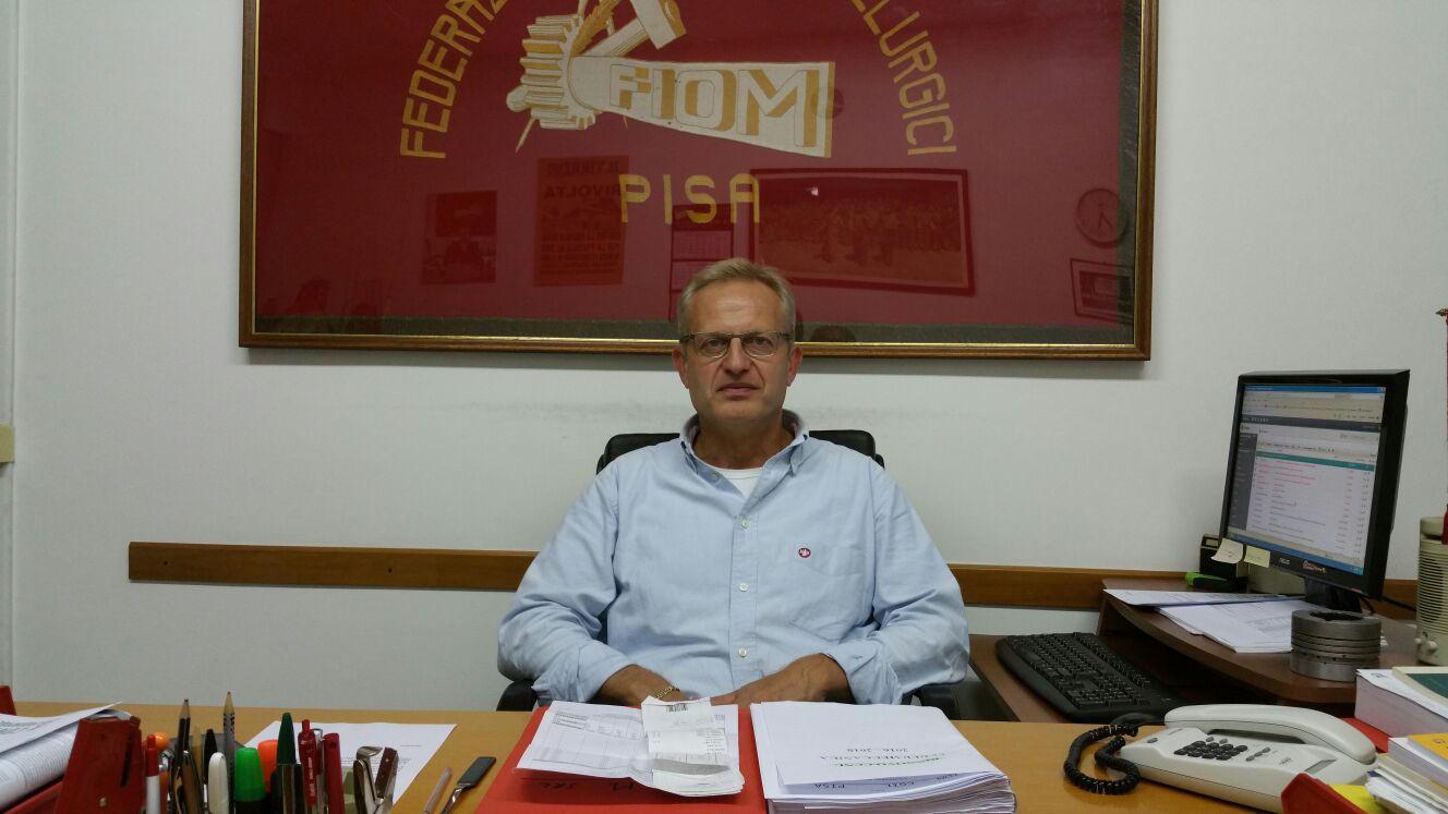 Marco Comparini alla scrivania nel ruolo di segretario provinciale della Fiom Cgil