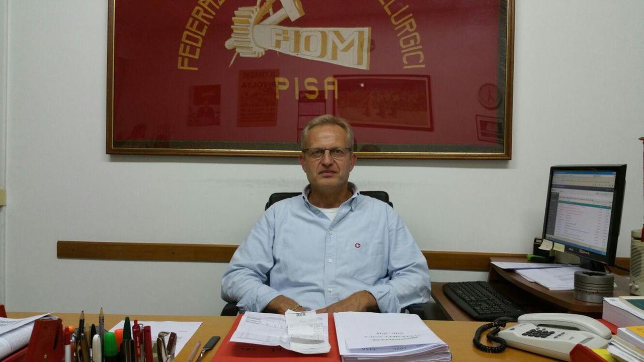 Marco Comparini alla scrivania nel ruolo di segretario provinciale della Fiom Cgil