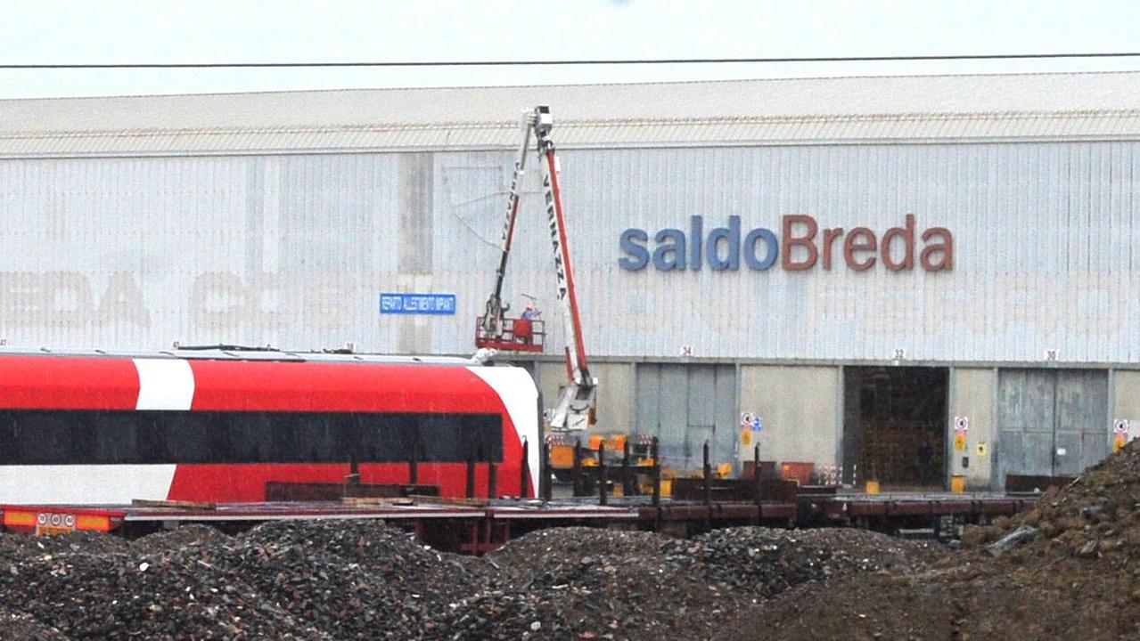 La rimozione della scritta sulla facciata dello stabilimento (foto Gori)