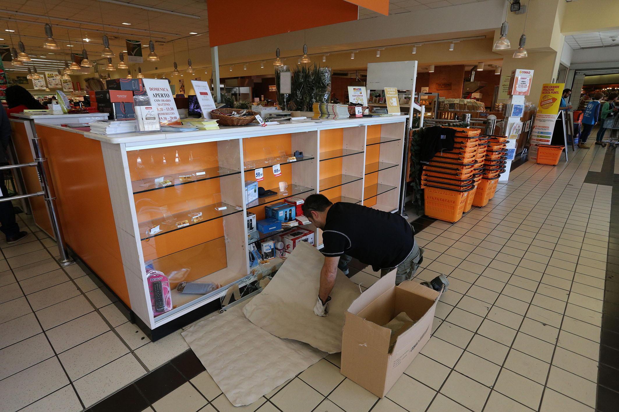 La vetrina spaccata dai ladri nel supermercato Conad (Foto Agenzia Carlo Sestini)