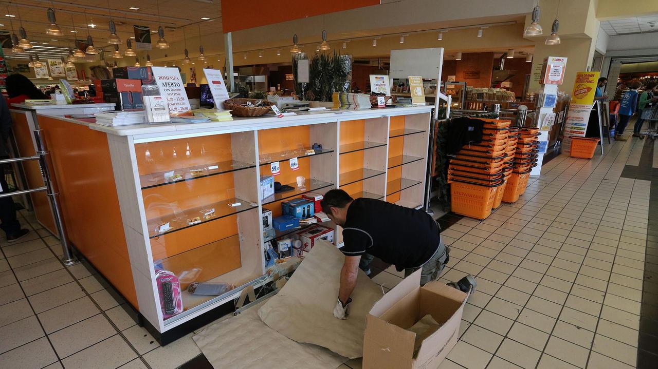 La vetrina spaccata dai ladri nel supermercato Conad (Foto Agenzia Carlo Sestini)