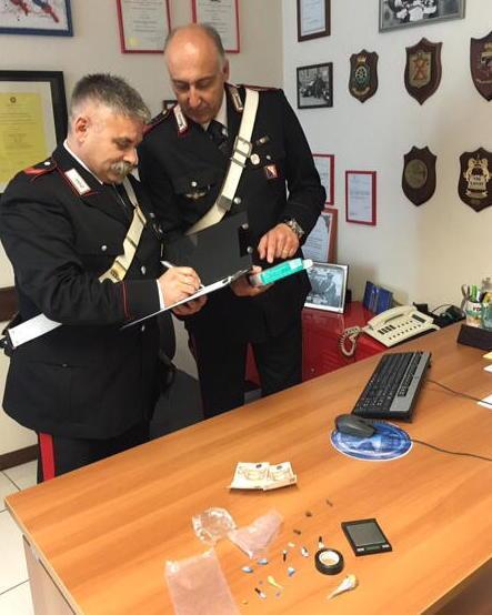 Spaccia droga in casa, viareggina in manette