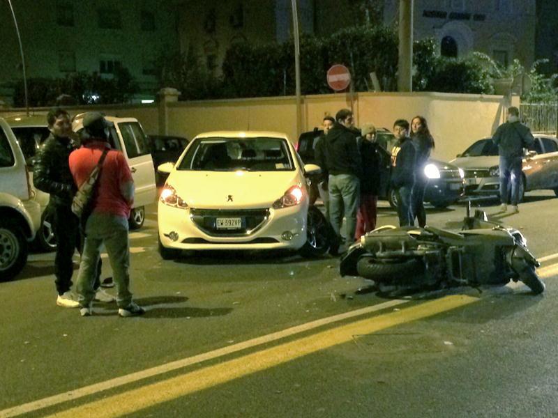 L'auto e il motorino coinvolti nell'incidente (Marzi Pentafoto)