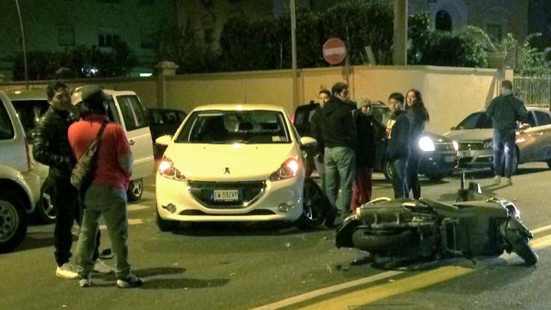 L'auto e il motorino coinvolti nell'incidente (Marzi Pentafoto)
