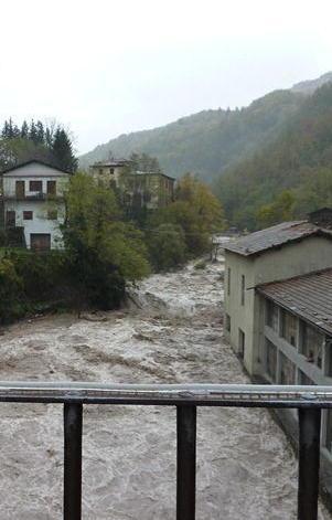 Un pericolo quel muro in mezzo all’alveo 
