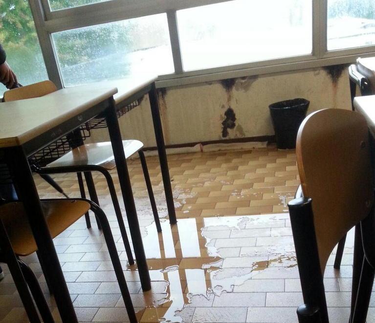 Piove ancora nelle aule e gli studenti traslocano 