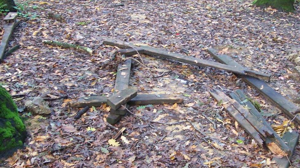 Vandalismi al Bosco dei Frati