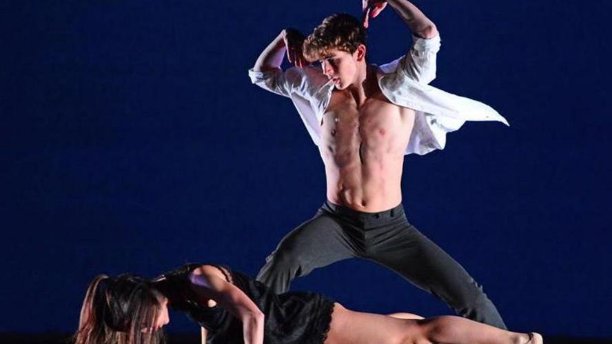 Vide “Billy Elliot” e da allora non ha più smesso di ballare