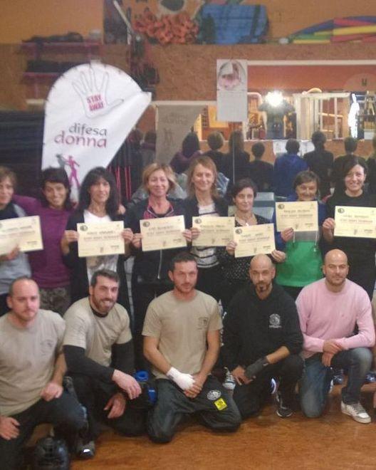 Le donne imparano in palestra a difendersi: consegnati 13 diplomi