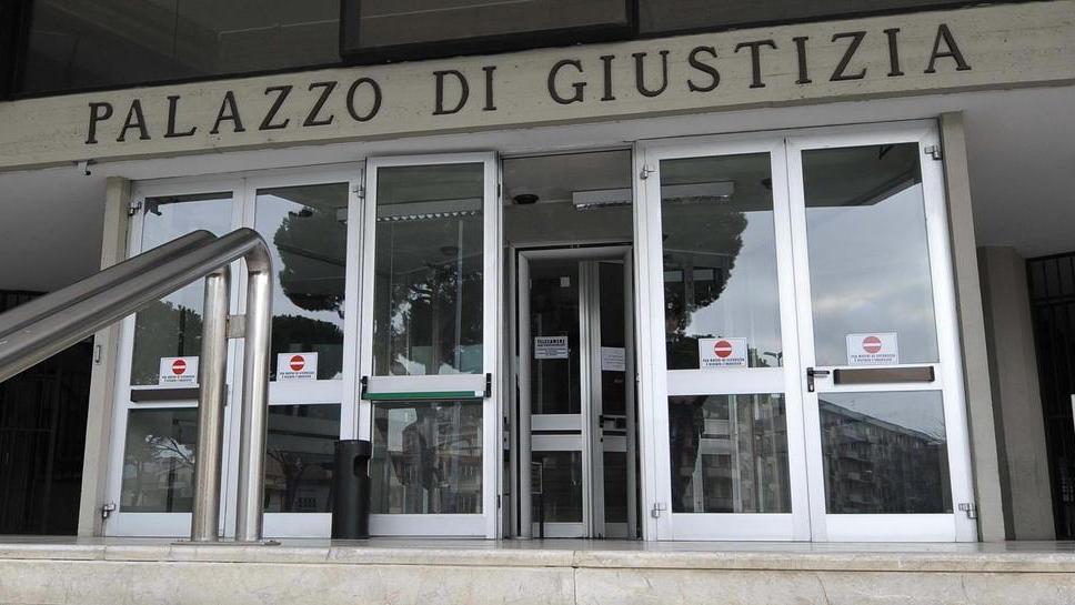 Distrazione di denaro e auto Inflitta una pena di due anni