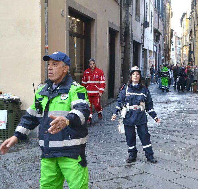 Crolla cornicione in via San Paolino Ferita una donna