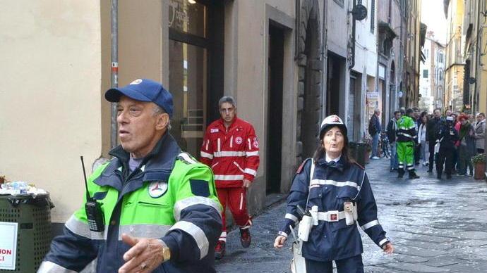 Crolla cornicione in via San Paolino Ferita una donna