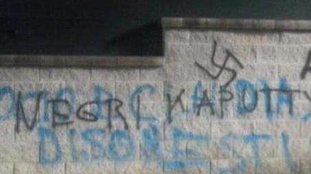 Insulti razzisti e svastiche sui muri di Colle