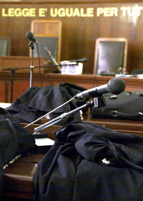 Accusato di abusi sulla figlia, spuntano gli sms della madre