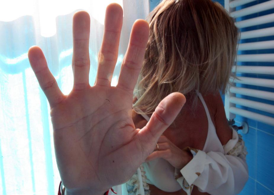 Violenze in famiglia, due uomini in manette 