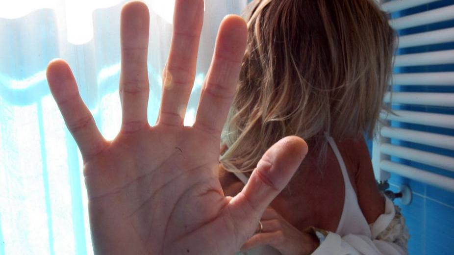 Violenze in famiglia, due uomini in manette