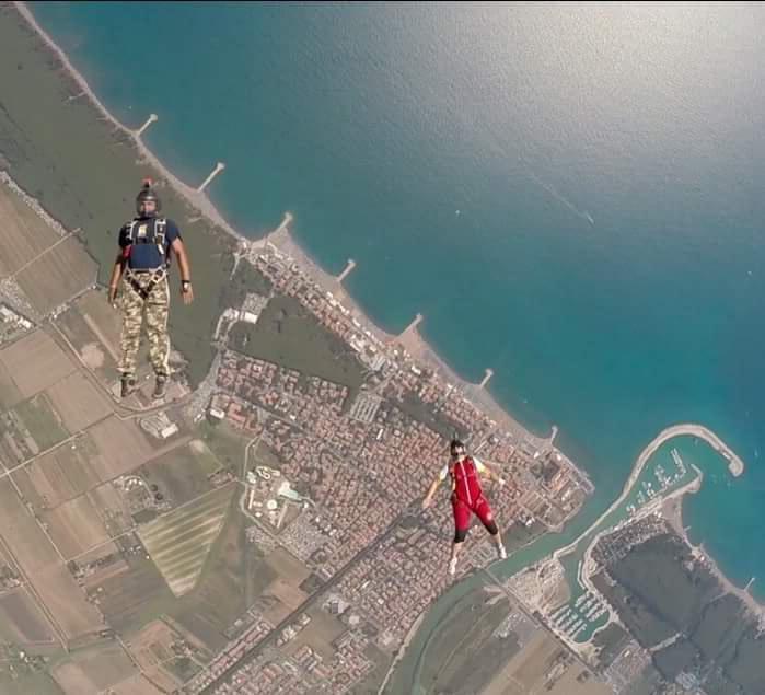 L'attività di paracadutismo a Cecina, un lancio nel cielo di Marina di Cecina