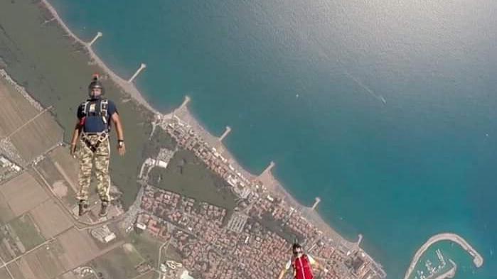 L'attività di paracadutismo a Cecina, un lancio nel cielo di Marina di Cecina